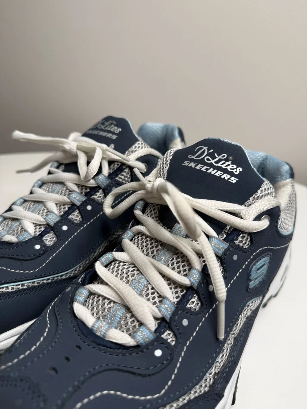 Skechers D’Lites Navy and White Walking Sneakers Wide Comfort 8.5